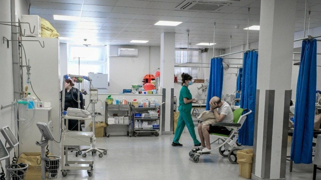 Πληρότητα έως 400% στις παθολογικές κλινικές των νοσοκομείων στην Αττική – Τι καταγγέλλει η ΕΙΝΑΠ