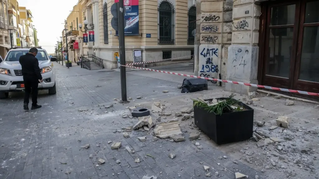 Κρήτη: Βίντεο ντοκουμέντα από τη στιγμή του σεισμού των 6,1 Ρίχτερ – Μικροζημιές σε κτίρια και κατολισθήσεις (Εικόνες)