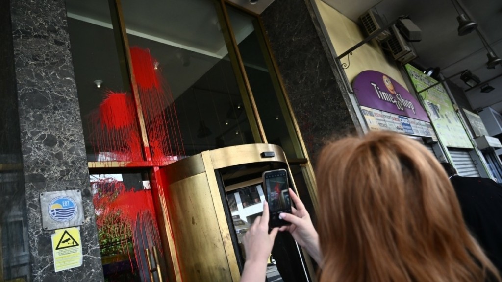 Ομόνοια: Πέταξαν μπογιές σε ξενοδοχείο που διοργανώνει συνέδριο για την ενίσχυση της συνεργασίας Ελλάδας – Ισραήλ