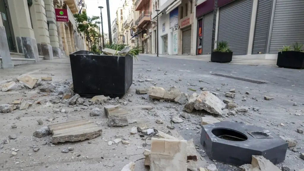 Σεισμός στην Κρήτη: Νέες εικόνες από τις ζημιές και τις κατολισθήσεις στο Ηράκλειο – Έσπασαν εκθέματα στο Αρχαιολογικό Μουσείο
