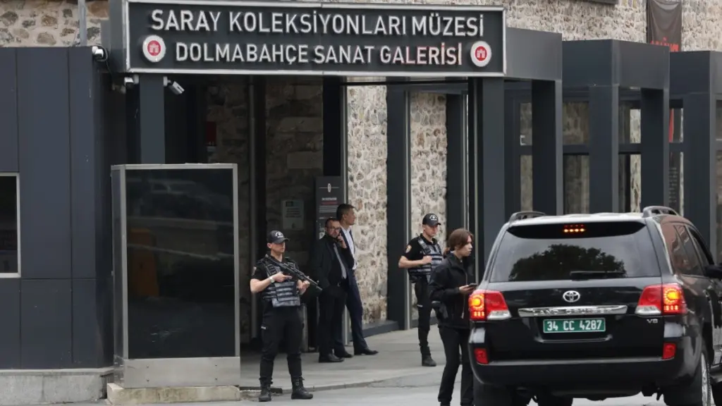 Σε εξέλιξη οι κρίσιμες συνομιλίες Ρώσων και Ουκρανών στην Κωνσταντινούπολη – Άνευ όρων εκεχειρία ζητά το Κίεβο