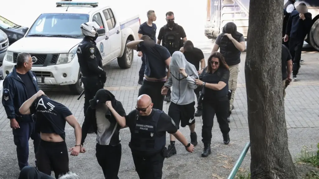 Θεσσαλονίκη: Απολογούνται τα 28 μέλη της ακροδεξιάς οργάνωσης – Μαχαίρια, σιδηρογροθιές και ρατσιστικά σύμβολα