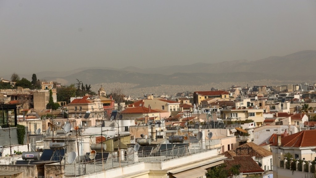 Ζεστός ο καιρός σήμερα με τοπικές βροχές και αφρικανική σκόνη