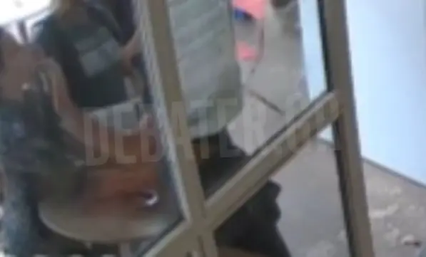 Πολυτεχνειούπολη: Καρέ-καρέ η επίθεση στην υπεύθυνη του κυλικείου – “Με χαστούκισαν επειδή έβγαλα την αφίσα” (Βίντεο)
