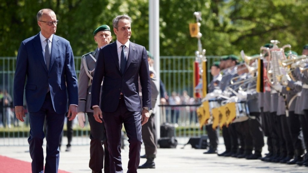 Στο Βερολίνο ο Μητσοτάκης: Έγινε δεκτός από τον Μερτς με στρατιωτικές τιμές (Βίντεο)