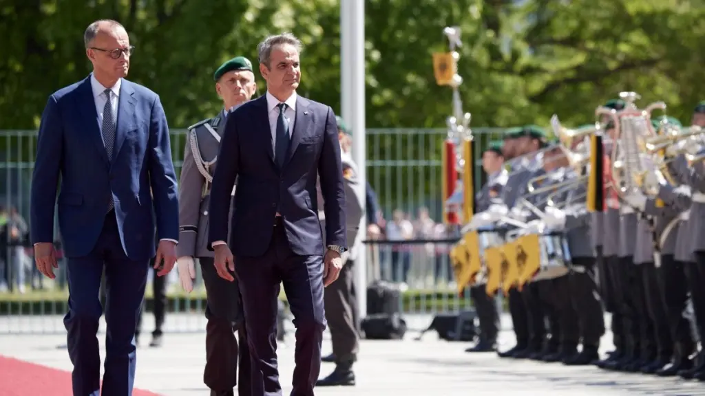 Στο Βερολίνο ο Μητσοτάκης: Έγινε δεκτός από τον Μερτς με στρατιωτικές τιμές (Βίντεο)