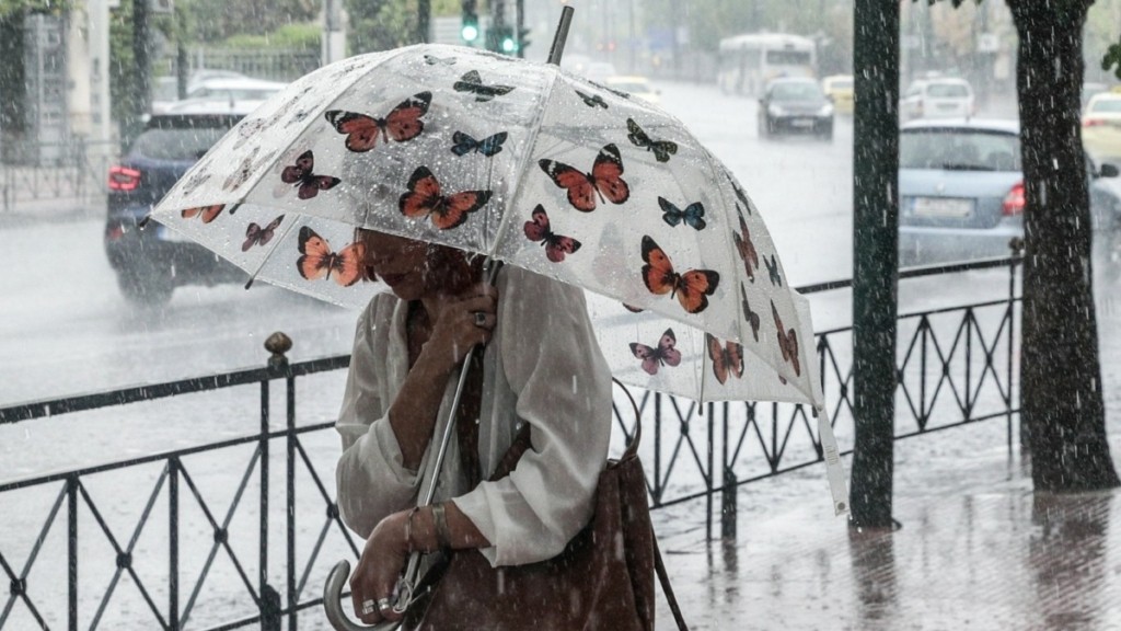 Meteo: Ισχυρές καταιγίδες έφερε η κακοκαιρία – 57 mm βροχής σε μία ώρα στην Αττική (Φωτογραφίες)