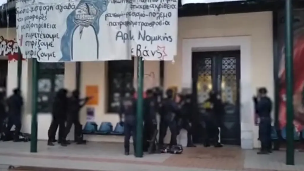 Νομική Αθηνών: Βίντεο από την αστυνομική επιχείρηση σε υπό κατάληψη χώρους της σχολής