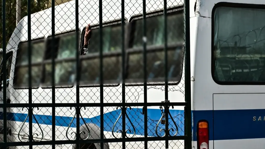 Εισβολή στη Νομική: Ποινική δίωξη για ένα κακούργημα και οκτώ πλημμελήματα στους έξι συλληφθέντες