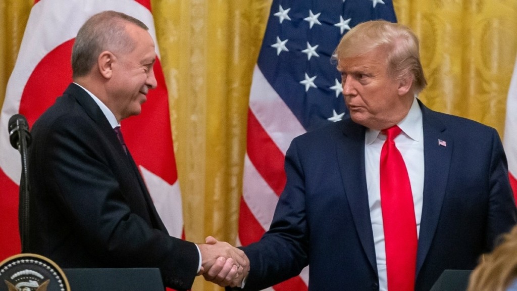 Axios: Τραμπ και Ερντογάν προσπάθησαν να κανονίσουν συνομιλίες ΗΠΑ-Ιράν αλλά δεν μπόρεσαν να επικοινωνήσουν με τον Χαμενεΐ