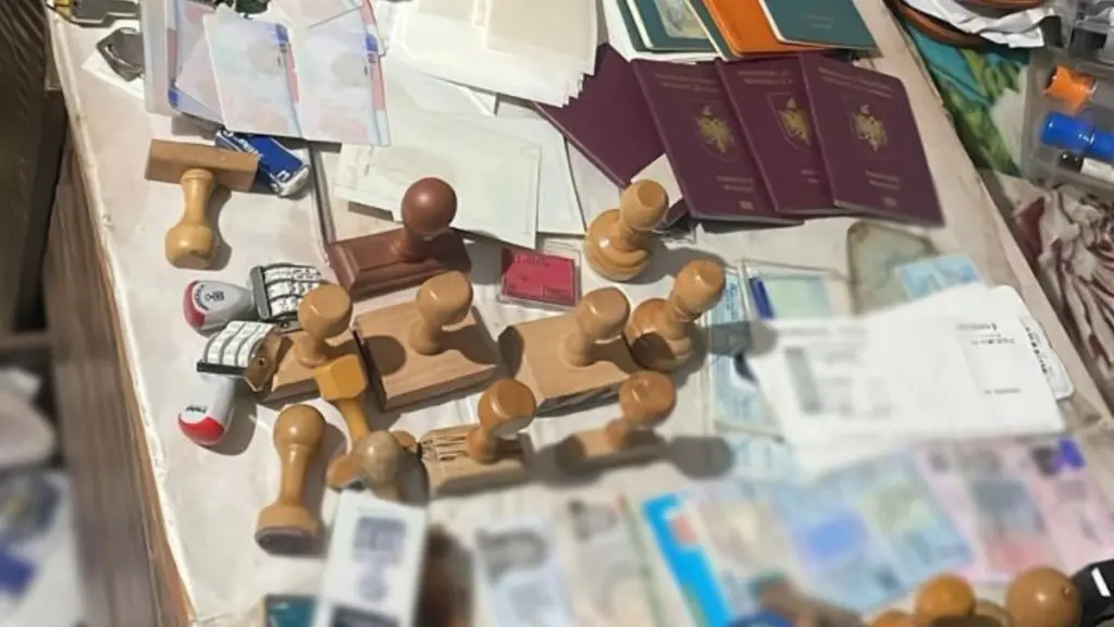 Ποιοι εμπλέκονται στο κύκλωμα δουλεμπόρων – 20 συλλήψεις, τι βρέθηκε – Βίντεο από την επιχείρηση της ΕΛΑΣ