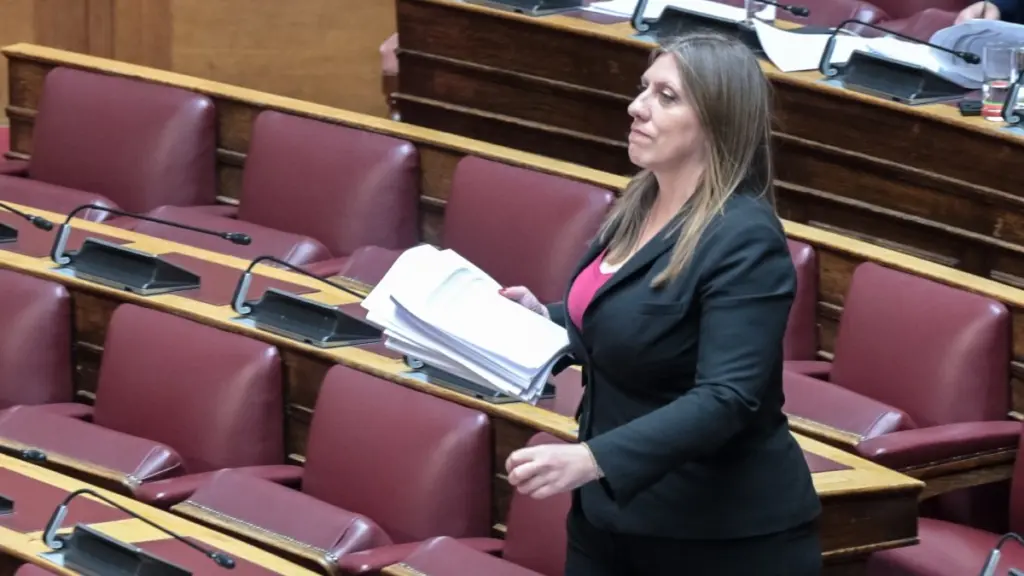 Κωνσταντοπούλου για Κανέλλη: “Ζει σε μια βίλα και στη Βουλή δεν πατάει”