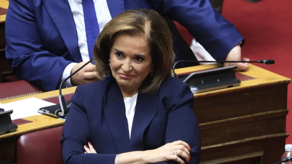 Ντόρα Μπακογιάννη: “Η Μαρία Σάκκαρη έχει το ίδιο πηγαίο γέλιο με την Μαρίκα Μητσοτάκη”