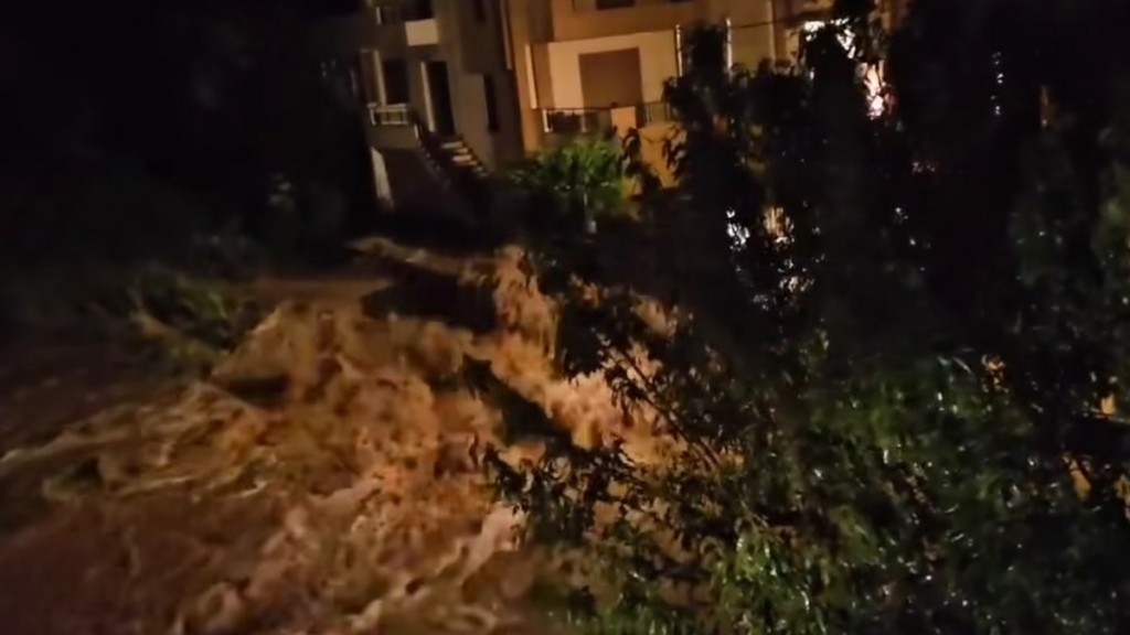Κακοκαιρία: Η νυχτερινή καταιγίδα “έπνιξε” Αττική, Λαμία και Κρήτη – Πλημμύρισαν δρόμοι, έπεσαν δέντρα (βίντεο)