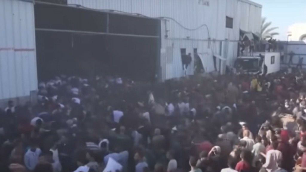 Γάζα: Χιλιάδες πεινασμένοι Παλαιστίνιοι εισέβαλαν σε αποθήκη τροφίμων του ΟΗΕ – Τουλάχιστον δύο νεκροί (βίντεο)