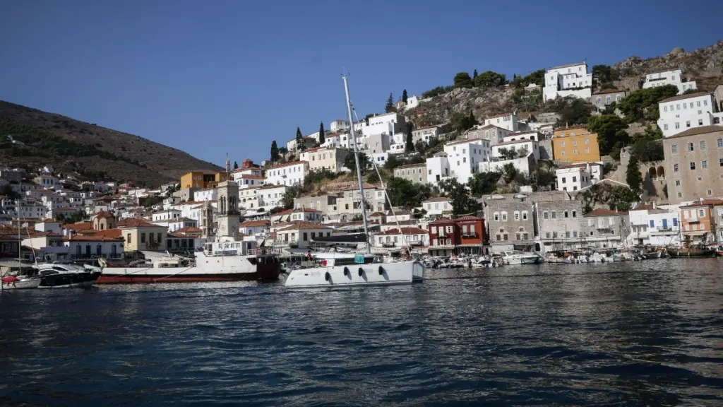 Ύδρα: Έλεγχοι για τα αυτοκίνητα που “πλημμύρισαν” το νησί – Συνελήφθη 62χρονος