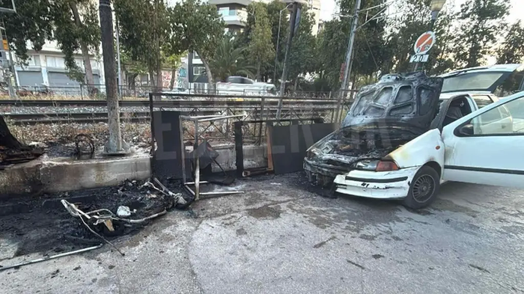 Κεραμεικός: Αποκλειστικό βίντεο από τον εμπρησμό κάδου – Ο εκκωφαντικός θόρυβος και ο “ύποπτος” περαστικός
