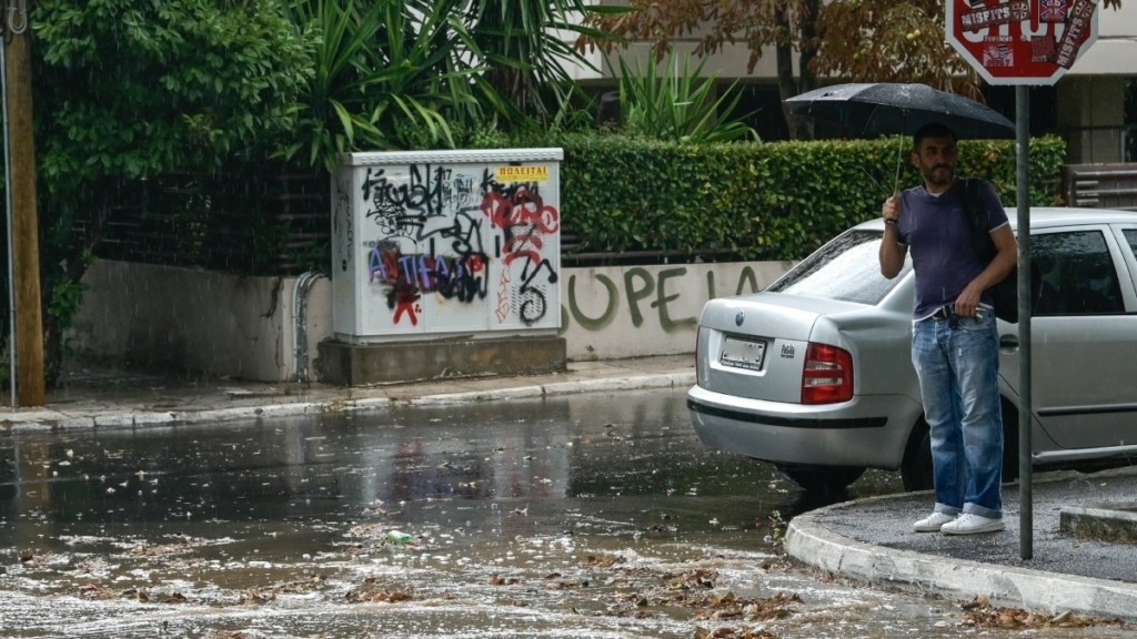 “Φθινοπωρινός” ο καιρός σήμερα: Βροχές, καταιγίδες, βοριάδες και πτώση της θερμοκρασίας