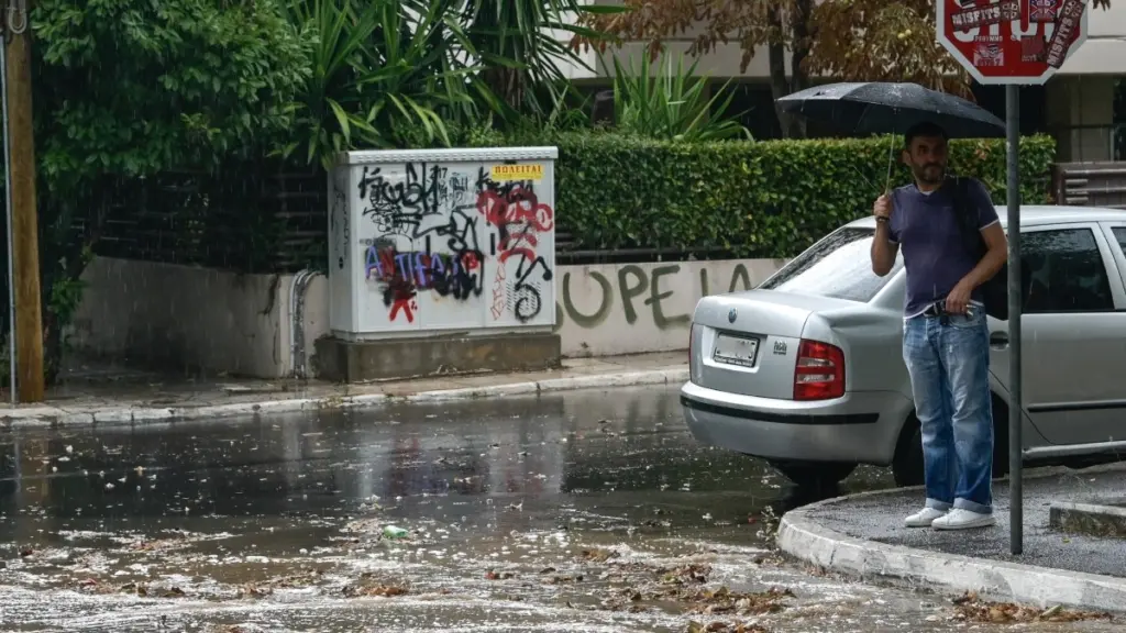 “Φθινοπωρινός” ο καιρός σήμερα: Βροχές, καταιγίδες, βοριάδες και πτώση της θερμοκρασίας