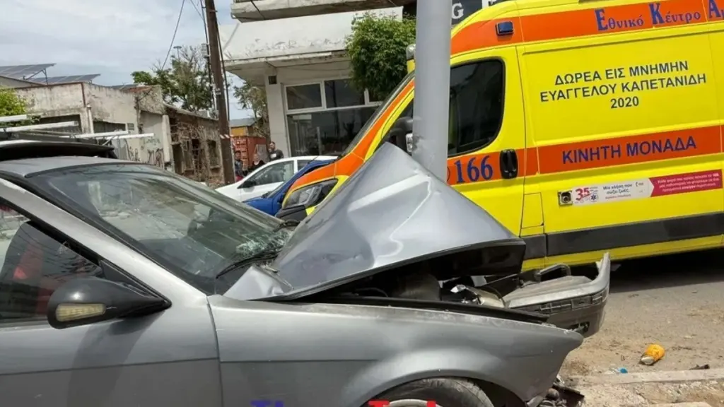 Θεσσαλονίκη: Αυτοκίνητο ανετράπη και “καρφώθηκε” σε κολώνα – 5 τραυματίες