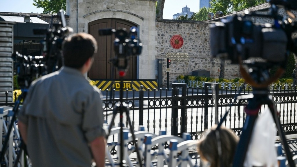Χαμηλά ο πήχης για τις ρωσουκρανικές συνομιλίες – Δύο τριμερείς στην Κωνσταντινούπολη χωρίς Ζελένσκι