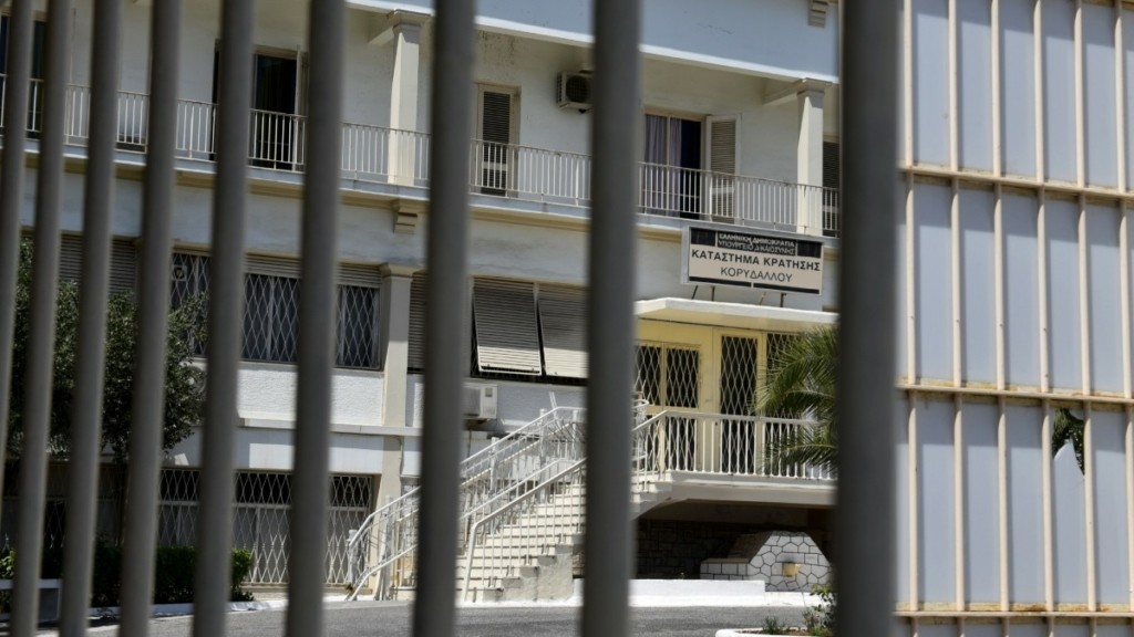 Έφοδος σε κελί Αλβανού βαρυποινίτη στις φυλακές Κορυδαλλού – Βρήκαν μαχαίρια, κινητά και ναρκωτικά