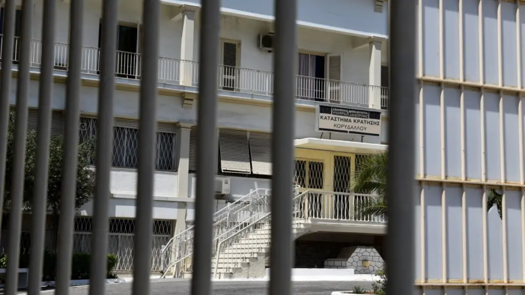 Έφοδος σε κελί Αλβανού βαρυποινίτη στις φυλακές Κορυδαλλού – Βρήκαν μαχαίρια, κινητά και ναρκωτικά