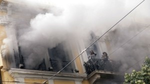 Marfin: Πώς το ελληνικό FBI “έβγαλε τις κουκούλες” από τους 3 υπόπτους – Στη  Βρετανία η 46χρονη γυναίκα, σε Κυψέλη και Άνω Λιόσια εντοπίστηκαν οι δύο άνδρες