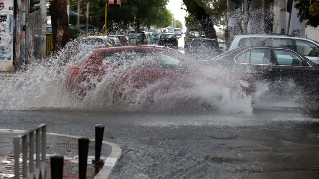 Καιρός σήμερα: Πού θα σημειωθούν βροχές και καταιγίδες – Μικρή πτώση της θερμοκρασίας
