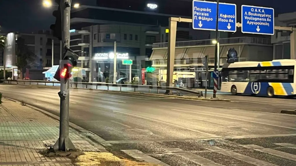 Σφοδρό τροχαίο στην Ποσειδώνος: Αυτοκίνητο “καρφώθηκε” σε φανάρι – 4 τραυματίες, οι 2 σοβαρά