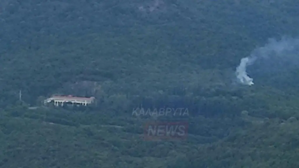 Καλάβρυτα: Φωτιά ξέσπασε από κεραυνό πλησίον της Ιεράς Μονής Αγίας Λαύρας (Φωτογραφίες)