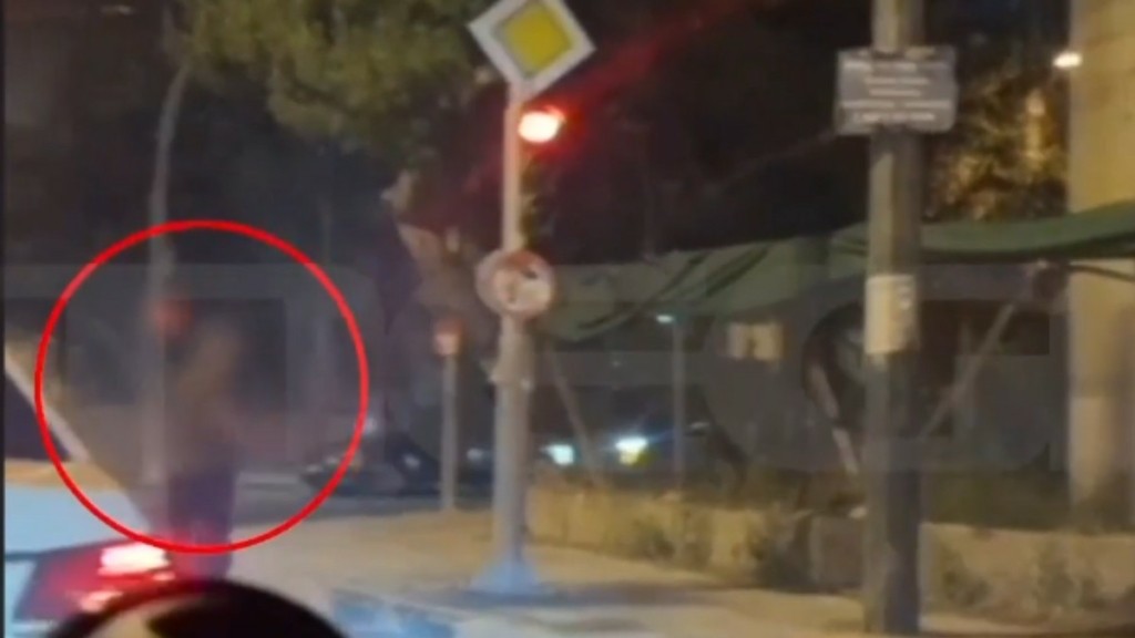 Καλλιθέα: Άγνωστος επιτέθηκε σε νεαρή γυναίκα πέφτοντας στο παρμπρίζ του αυτοκινήτου της με σεξουαλικό βοήθημα