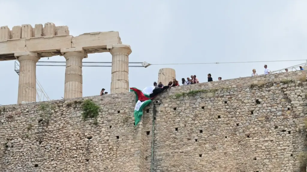 Ακρόπολη: 15 προσαγωγές μελών της Νέας Αριστεράς – Ύψωσαν σημαία της Παλαιστίνης