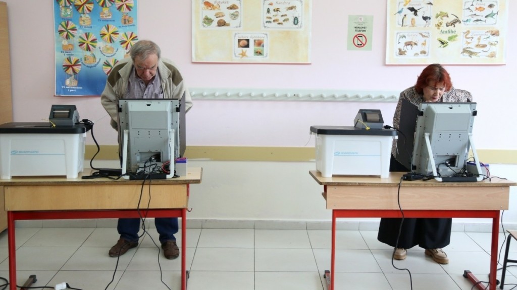 Αλβανία-εκλογές: 51,8% στο κόμμα του Ράμα δίνουν τα exit poll – Αμφισβητεί το αποτέλεσμα ο Μπερίσα