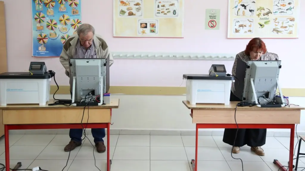 Αλβανία-εκλογές: 51,8% στο κόμμα του Ράμα δίνουν τα exit poll – Αμφισβητεί το αποτέλεσμα ο Μπερίσα