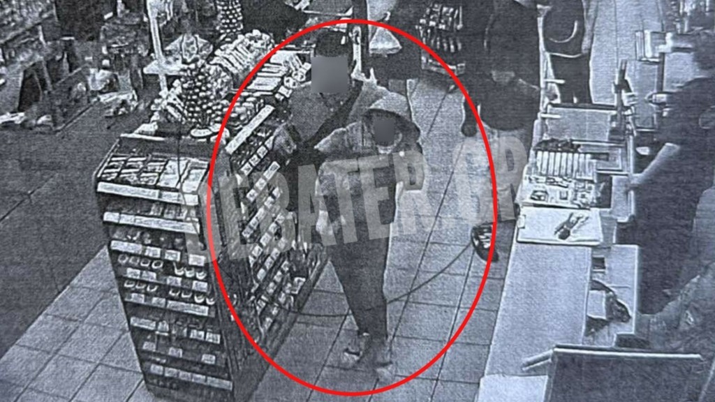 Καρέ καρέ η στιγμή της αρπαγής του βρέφους από σούπερ μάρκετ στην Ομόνοια – Φωτογραφίες ντοκουμέντα του DEBATER