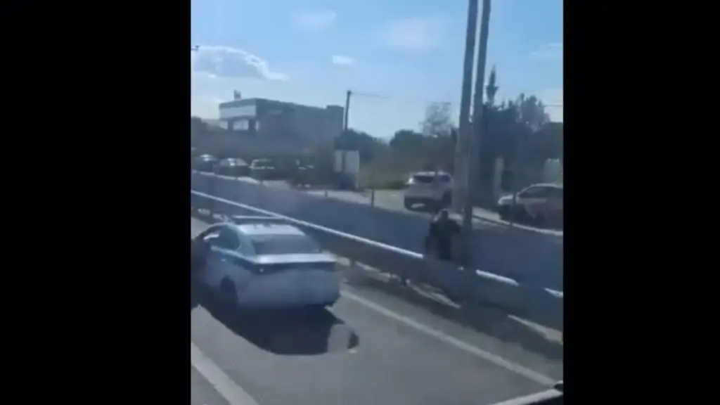 Απίστευτο κι όμως αληθινό: Οδηγός σταμάτησε στη μέση του δρόμου για να κάνει την ανάγκη του (Βίντεο)