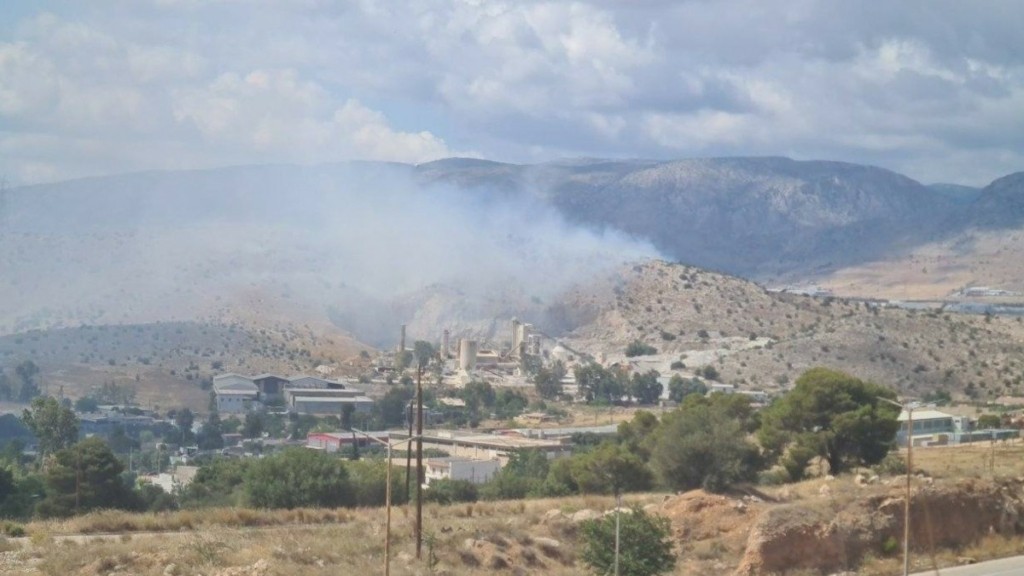 Φωτιά σε χαμηλή βλάστηση στον Ασπρόπυργο – Σηκώθηκαν 4 εναέρια (Φωτογραφίες)