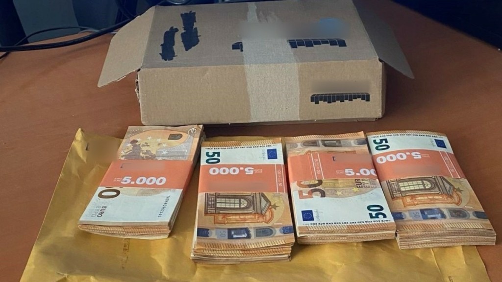 ΕΛΑΣ: Ηλικιωμένος έριξε σε κάδο ανακύκλωσης ηλεκτρονικών συσκευών κουτί modem που περιείχε… 20.000 ευρώ