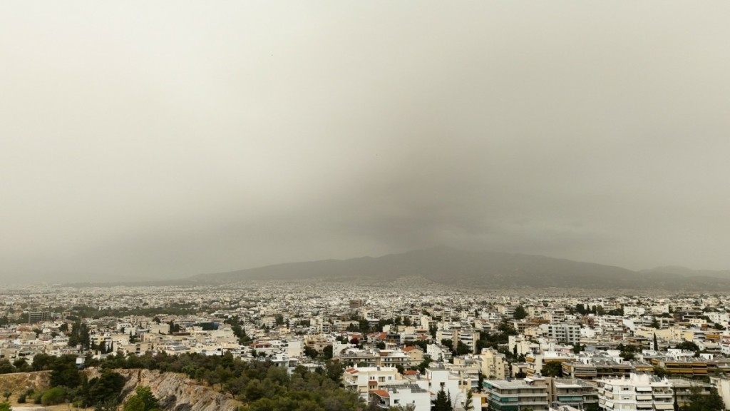 «Έπνιξε» την Αττική η αφρικανική σκόνη – Απόκοσμο τοπίο σε πολλές περιοχές (Φωτογραφίες)