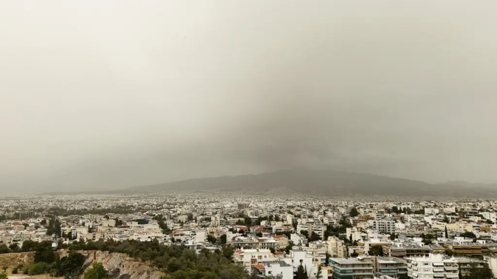«Έπνιξε» την Αττική η αφρικανική σκόνη – Απόκοσμο τοπίο σε πολλές περιοχές (Φωτογραφίες)
