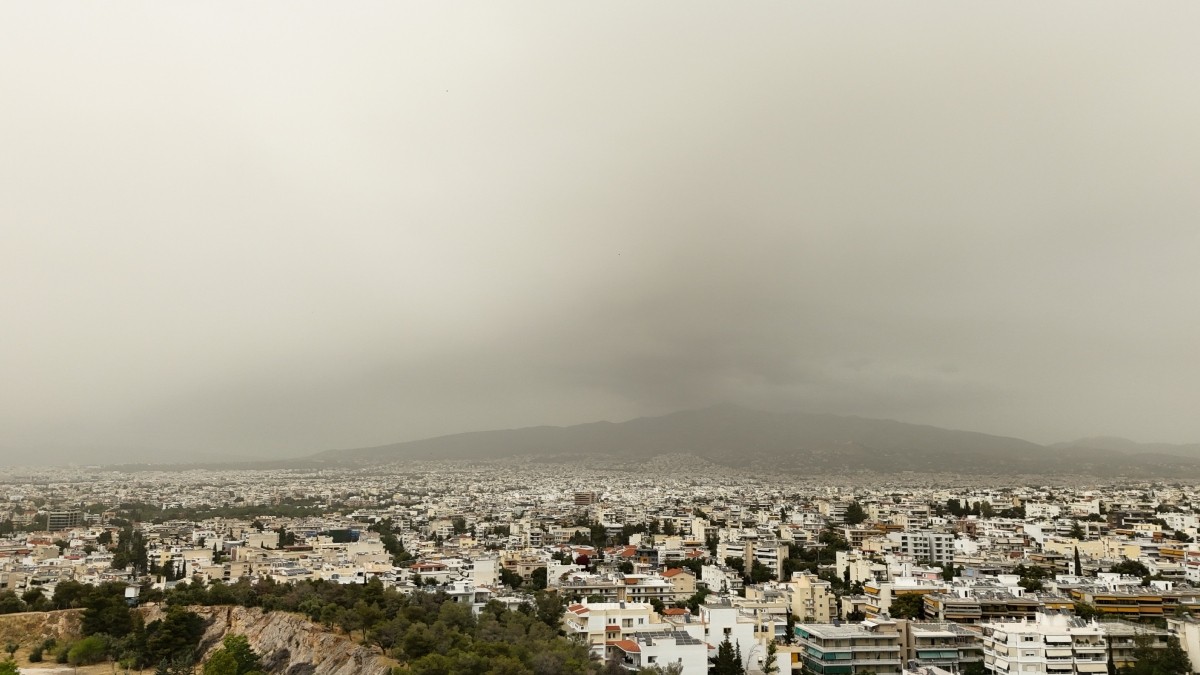 «Έπνιξε» την Αττική η αφρικανική σκόνη – Απόκοσμο τοπίο σε πολλές περιοχές (Φωτογραφίες)