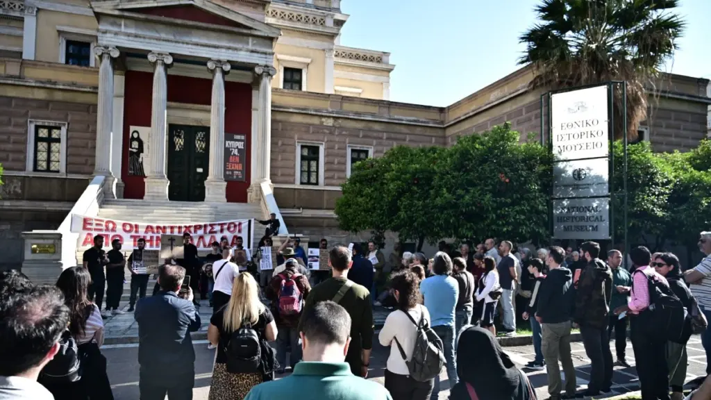 «Όχι στο χάραγμα του Αντίχριστου» – Συγκέντρωση διαμαρτυρίας στο κέντρο της Αθήνας για τις νέες ταυτότητες (Φωτογραφίες)