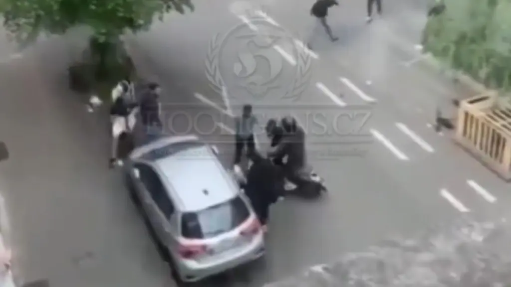Βέλγιο: Άγρια επεισόδια πριν τον τελικό του κυπέλλου – Οπαδός της Άντερλεχτ πατάει με μηχανάκι φίλο της Μπριζ (βίντεο)
