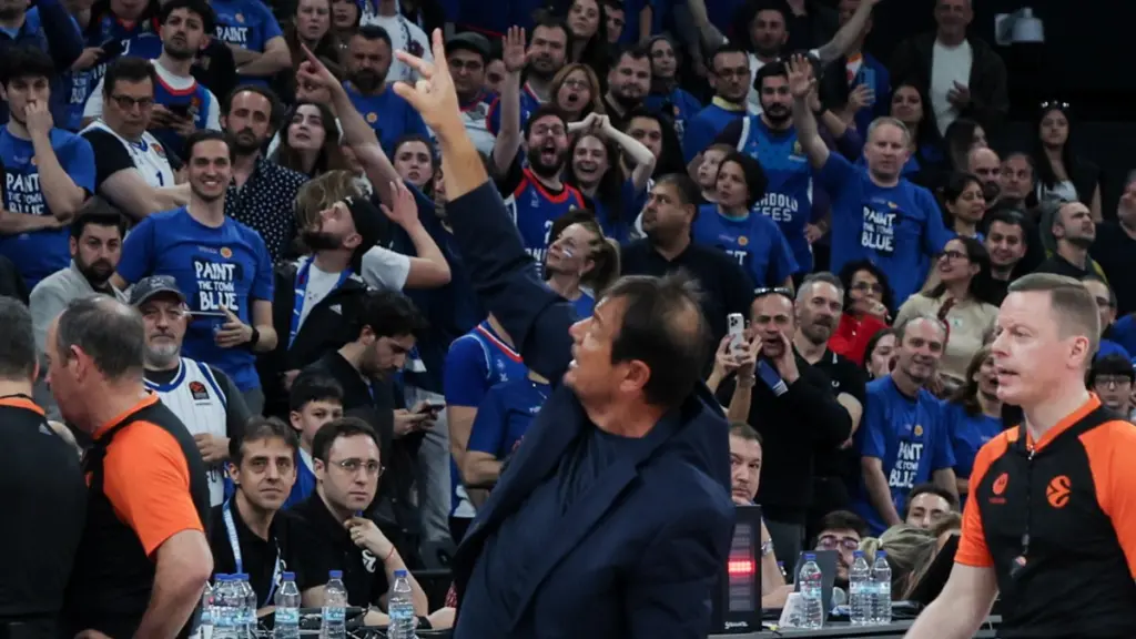Εφές – Παναθηναϊκός: Ο Αταμάν αποχώρησε έξαλλος και έκανε χειρονομίες στην κερκίδα (βίντεο)