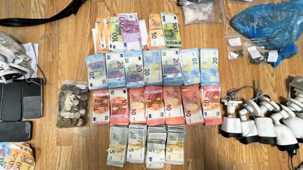 Αγία Βαρβάρα: Μεγάλη επιχείρηση για ναρκωτικά σε διαμερίσματα – Συνελήφθησαν 8 άτομα