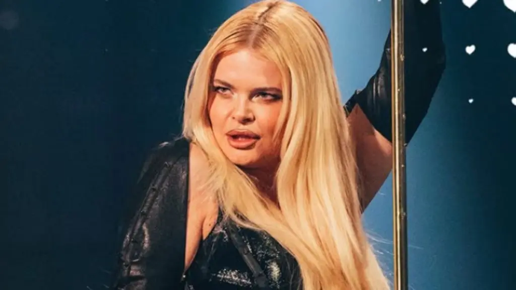 Eurovision 2025 – Φινλανδία: Η εμφάνιση της Erika Vikman στον τελικό με το τεράστιο χρυσό μικρόφωνο
