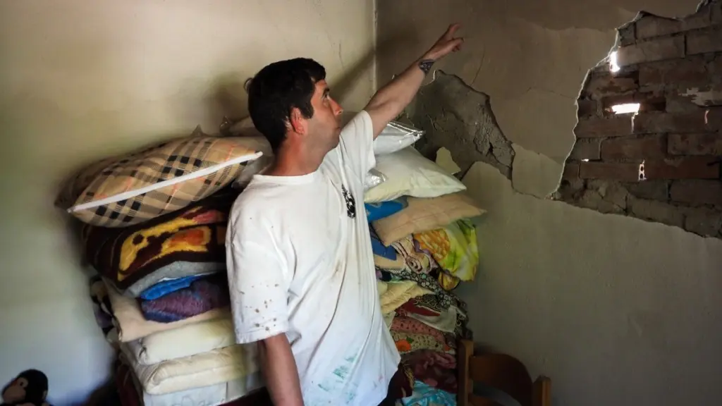 Σεισμοί στην Εύβοια: Σε κατάσταση έκτακτης ανάγκης ο Δήμος Μαντουδίου- Γκρεμίζονται σπίτια, ρωγμές σε σχολεία (Φωτογραφίες)