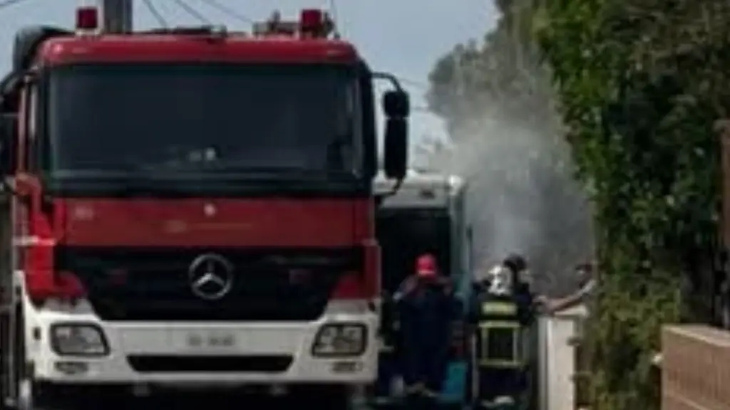 Φωτιά σε σχολικό λεωφορείο στη Ρόδο