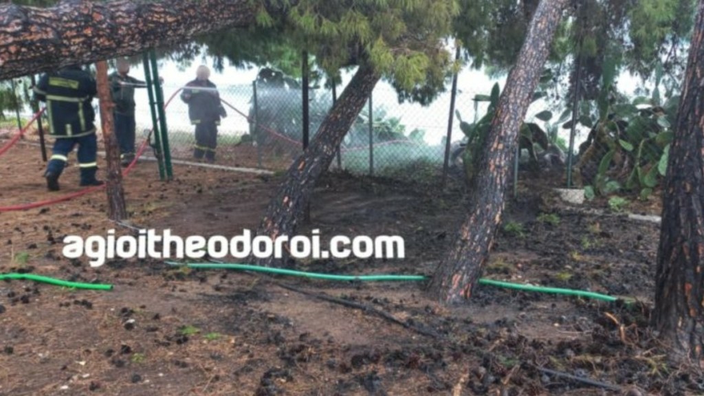 Άγιοι Θεόδωροι: Κεραυνός χτύπησε το σπίτι του Κώστα Σημίτη (Φωτογραφίες)